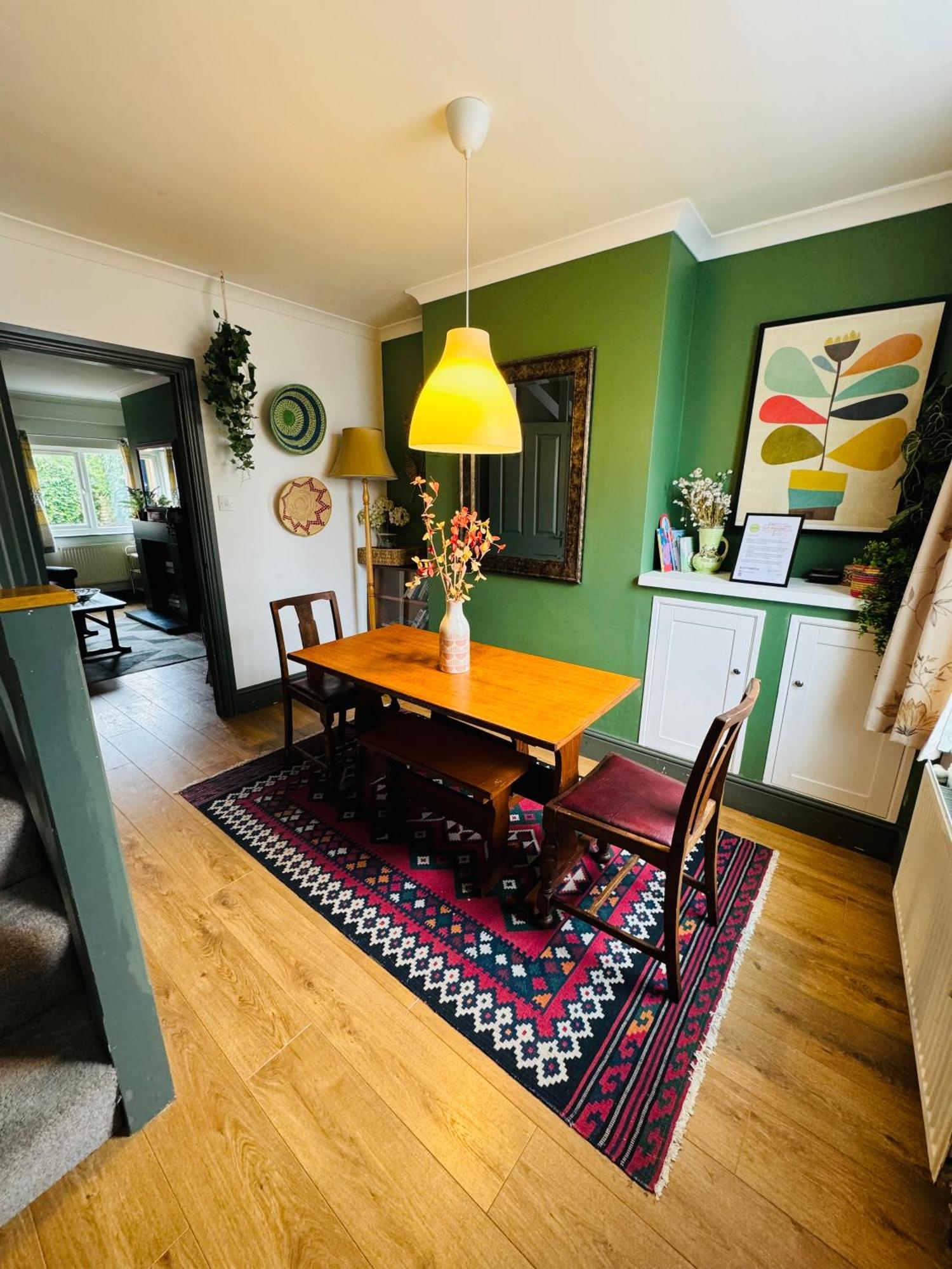 The Cosy In Burton. Sleeps 5. Fast Wi-fi Holiday home Burton-upon-Trent