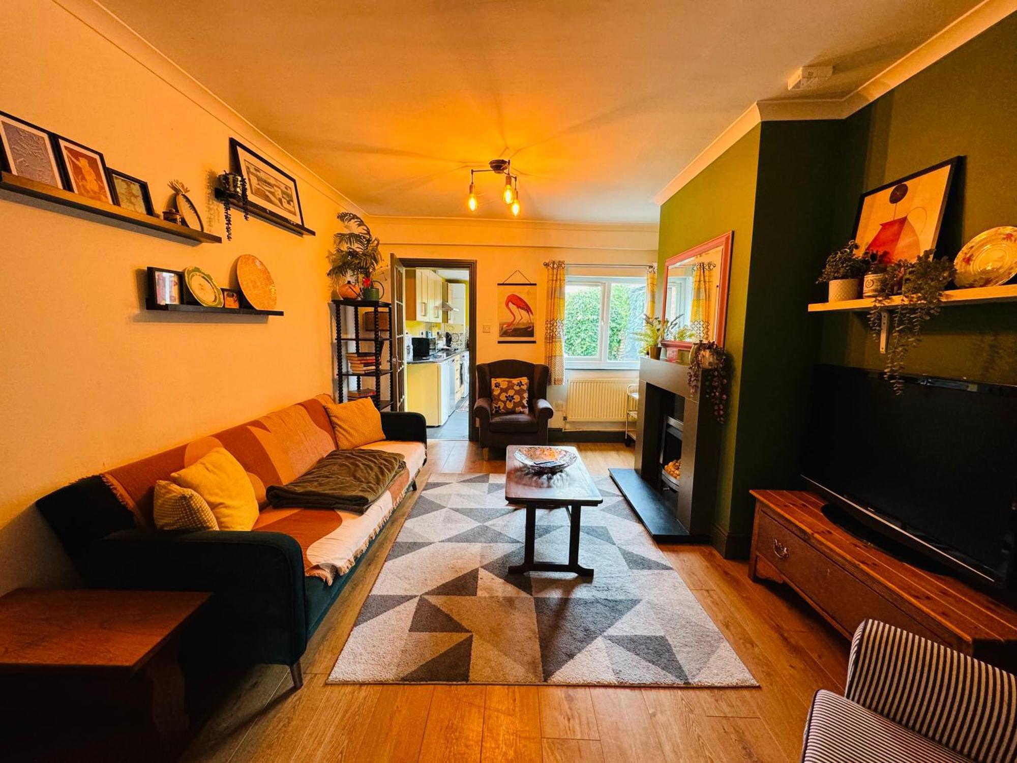 The Cosy In Burton. Sleeps 5. Fast Wi-fi Holiday home